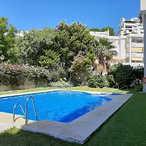 Lola Y Manuela En Primera Línea Playa Carihuela Con Excelente Terraza-jardin De 80 M2 Frente Al Mar Con Aparcamiento Privado Ideal Descansar Oyendo Olas Del Mar Torremolinos